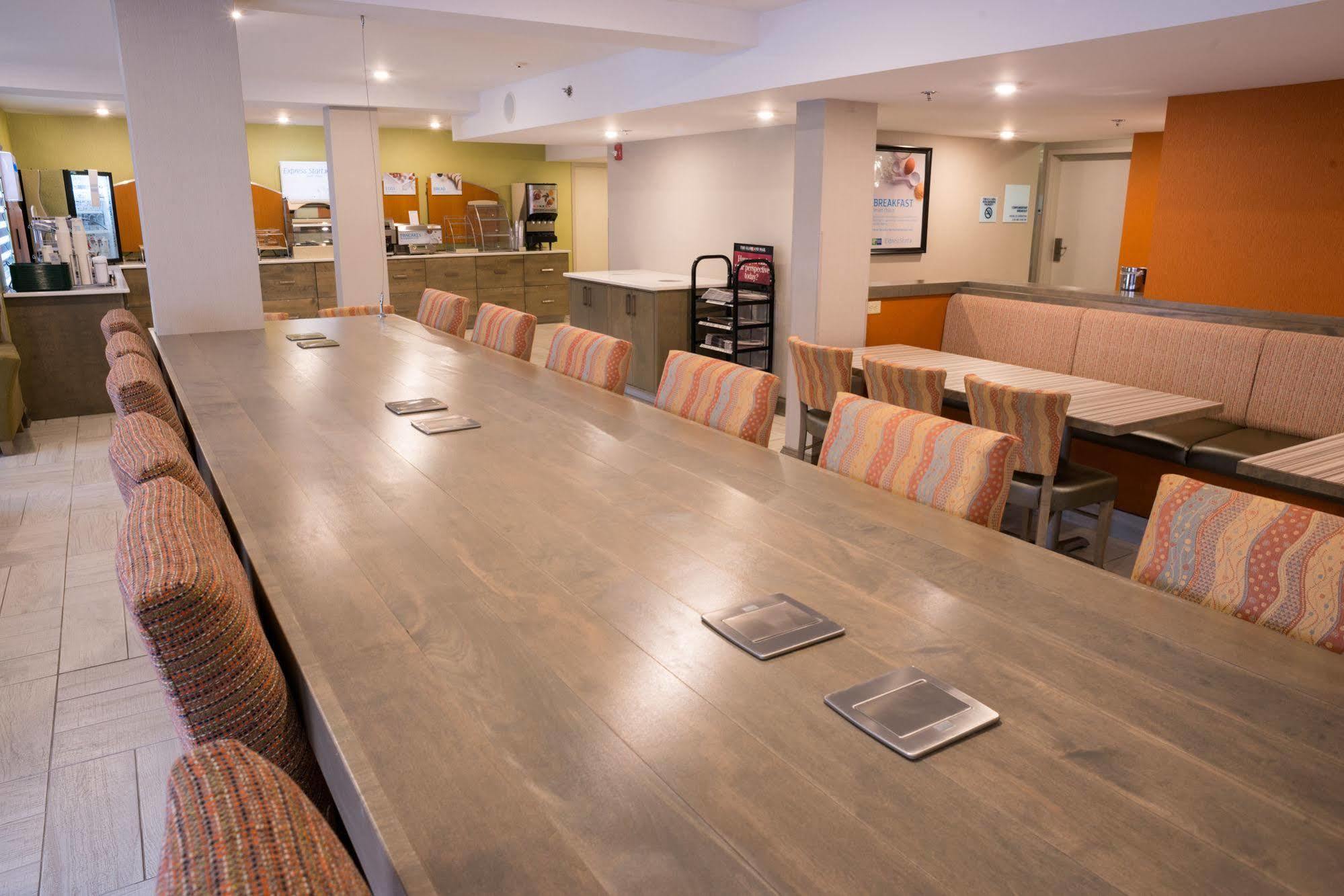 Holiday Inn Express Hotel & Suites Uptown Fredericton By Ihg Buitenkant foto