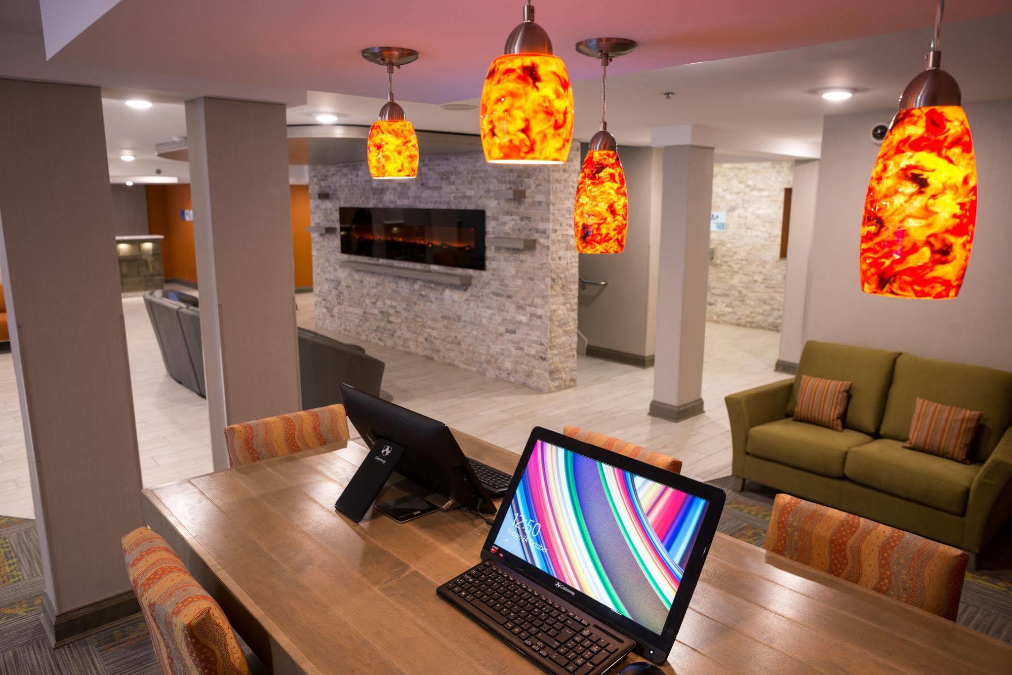 Holiday Inn Express Hotel & Suites Uptown Fredericton By Ihg Buitenkant foto